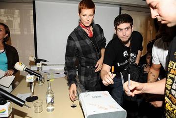 Finalizo La Subasta De La Xbox 360 Firmada Por Famosos